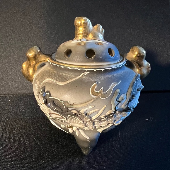 Porcelain tiny teapot. - Picture 2 of 7